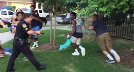 El agente Eric Casebolt apunta a jovenes negros Otro caso de racismo policial en Estados unidos